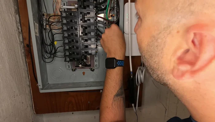 Connect the receptacle wires to the breaker. Secure the neutral and ground to the same bus bar, and connect the hot wire to the breaker.