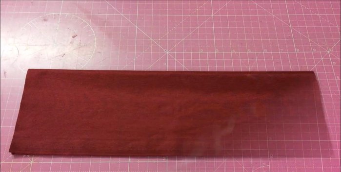 Cut 1/2 inch strips horizontally from the contrasting fabric (7 pieces).