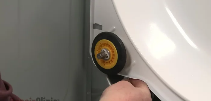 Remove the old roller and prepare the new one by transferring the washer.