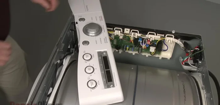 Detach the door switch wire harness.