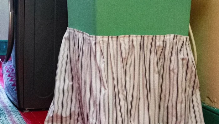 Use a pleat calculator (link provided in video description) to determine the amount of fabric needed for your desired pleat width (e.g., 1 inch, 2 inches). Pin the pleats.