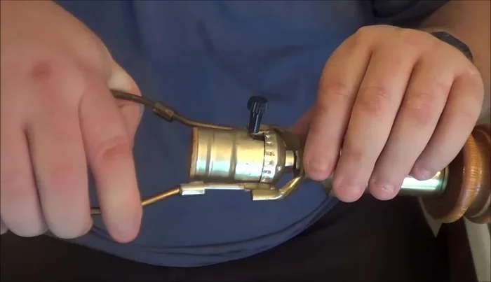 Remove the lampshade bracket.