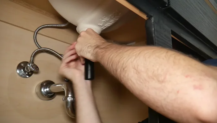 Connect the extender and tighten the nut securely.