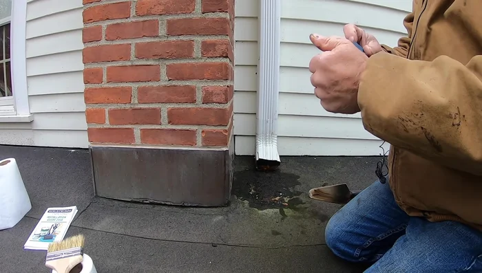 Prepare the area. If desired, use painter's tape to mask off surrounding areas to keep the sealant neat.