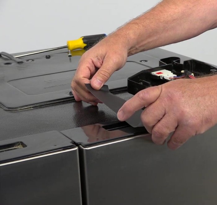 Disconnect the electrical plug from the refrigerator door.