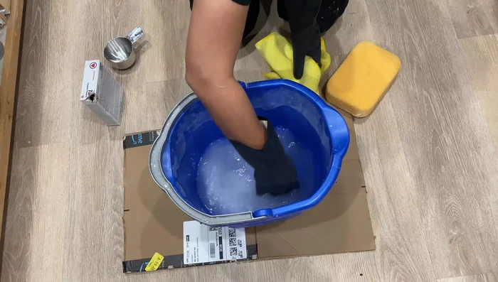 For laminate cabinets, roughen the surface using liquid sandpaper (or fine sandpaper) to ensure primer adhesion. Let liquid sandpaper dry for 15 minutes.