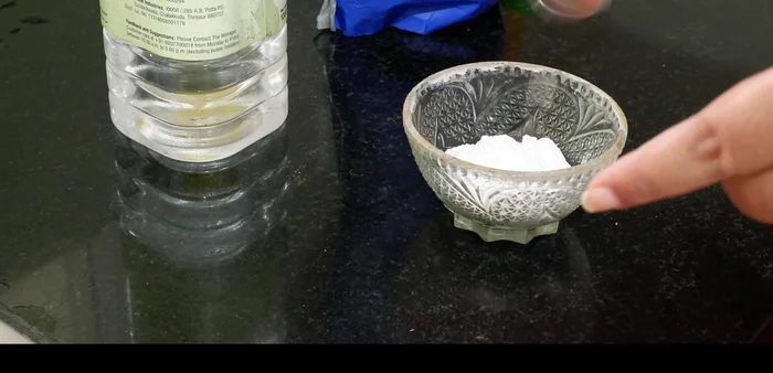 Make a paste by mixing baking soda, dishwashing liquid, and vinegar.