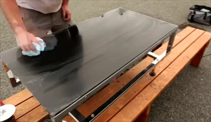 Clean the glass and switch to the green GP 100 abrasive. Repeat the process to remove abrasion marks from the red GP 150.