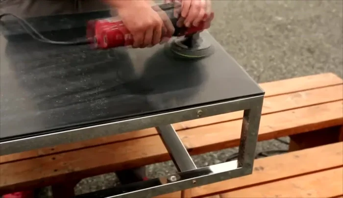 Switch to blue GP 50 abrasive for pre-polishing to remove marks from the green GP 100 and prepare for the final polishing stage. Pay attention to the edges.