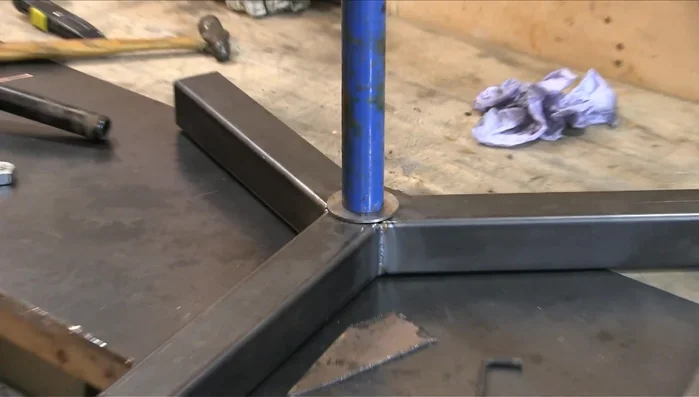 Attach a circular hollow section to the top of the threaded bar.