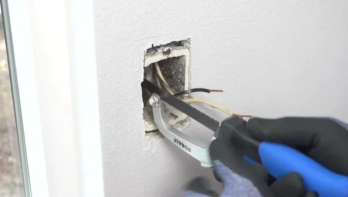 Verify power is off using a voltage detector.