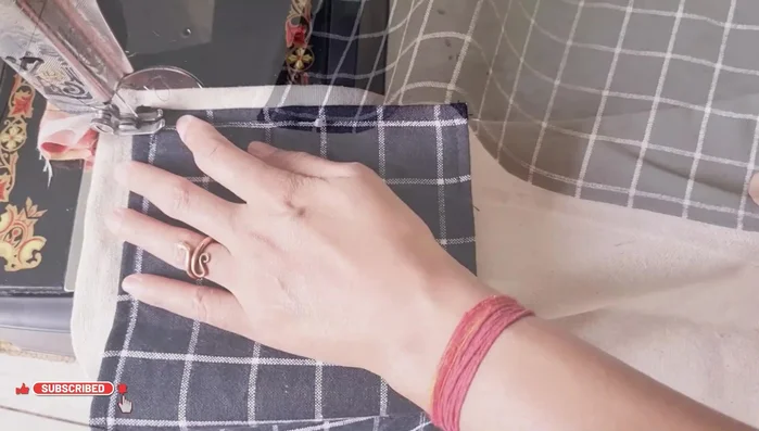 Sew the bottom of the pockets. Divide the remaining fabric at the bottom equally and sew from the bottom toward each pocket.