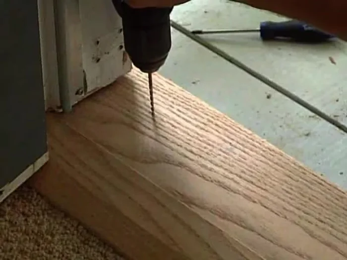 Paint all six sides of the new threshold with UV-resistant polyurethane and let it dry.