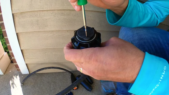 Adjust the left and right stops of the sprinkler head to fine-tune the spray area.