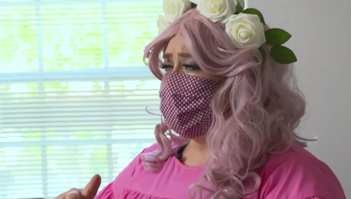 Final Touches and Details: Add bedding, curtains, shelving, hooks, and accessories to complete the design. Create a dedicated dress-up area.