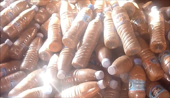 Reinforce the bottle structure with wiring mesh or sisal in a diamond pattern.