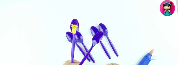 Assemble the flower: Glue six spoons around the straw with the pollen.