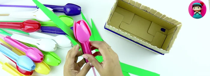 Finish the basket: Place the flower form into the basket and fix the flowers.