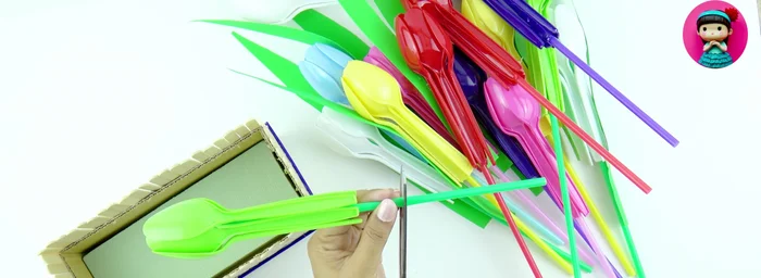 Finish the basket: Place the flower form into the basket and fix the flowers.