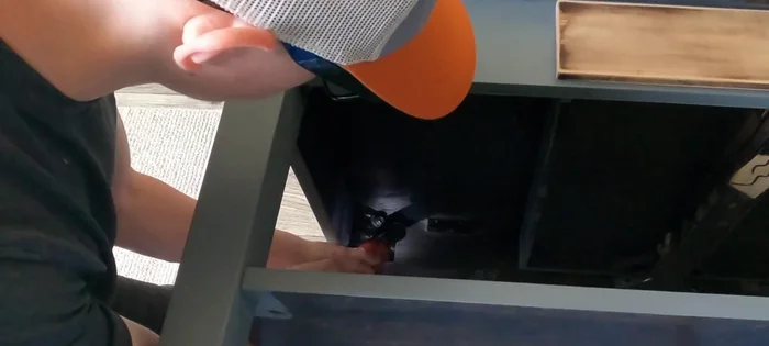 Tighten all bolts/screws around the table.