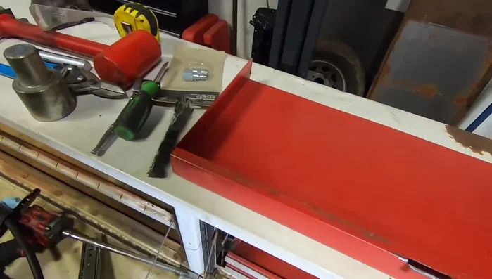 Weld the top tray to the main boxes.