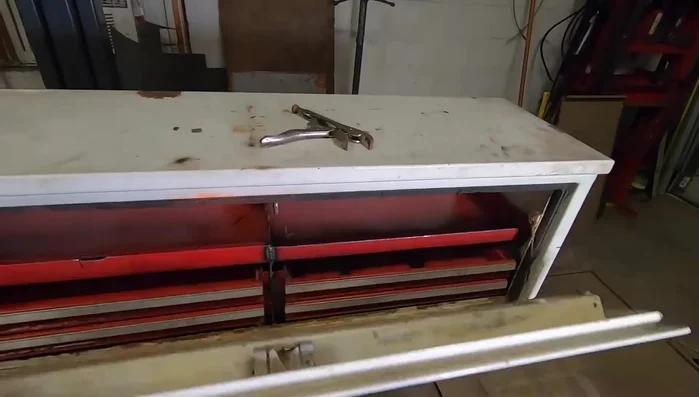 Weld the top tray to the main boxes.