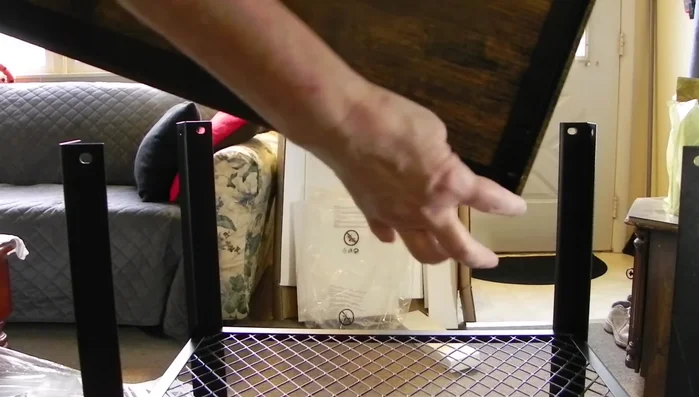 Final tightening: Secure the top by tightening all screws.