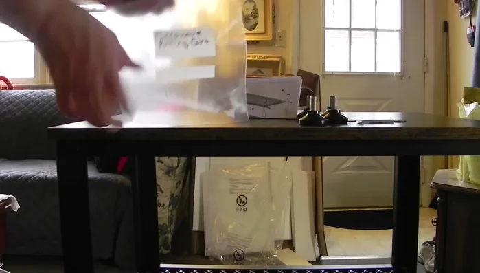 Final tightening: Secure the top by tightening all screws.