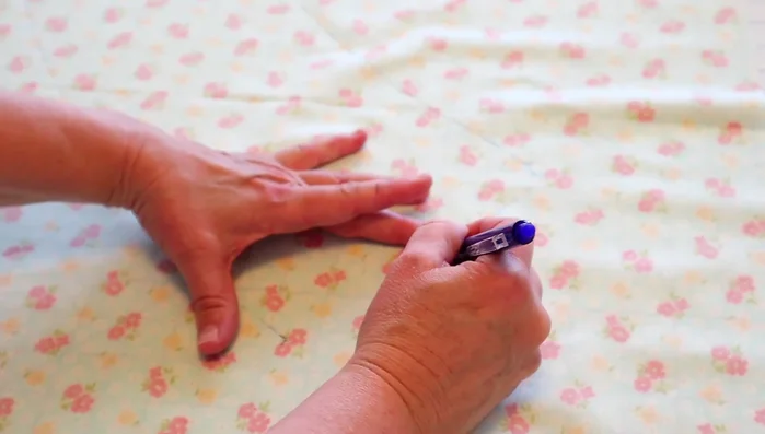 Connect the two endpoints of your tracings with a straight line, extending about one inch past the seam on both sides.