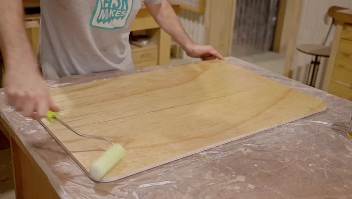 Apply varnish to the back of the door and the cabinet.