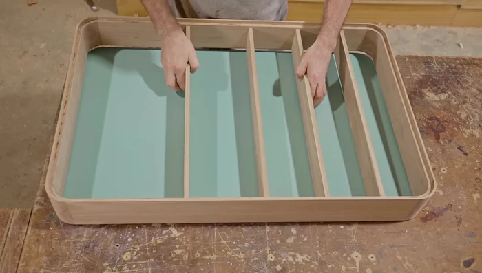 Apply varnish to the back of the door and the cabinet.