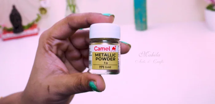 Apply gold color to the petals using gold powder mixed with pouring liquid.