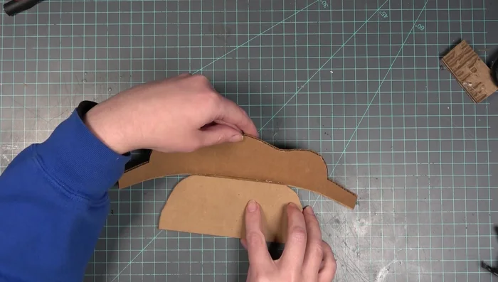 Cut out and glue the legs (double thickness chipboard).