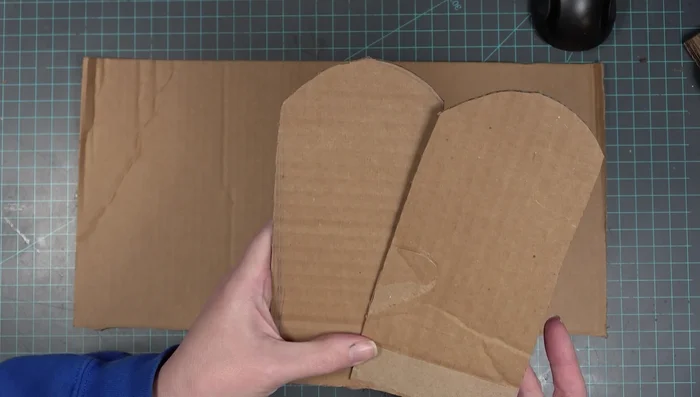 Cut out and glue the legs (double thickness chipboard).