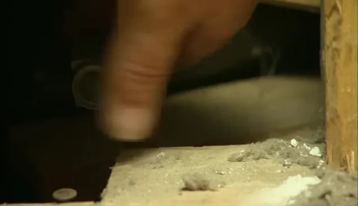 Connect the T-fittings to the pipes using solder.