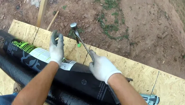 Nail securely: Nail the first row thoroughly, hitting every circle on the synthetic paper for maximum stability, especially near the edge of the roof.