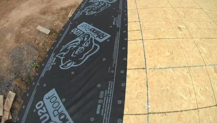 Nail securely: Nail the first row thoroughly, hitting every circle on the synthetic paper for maximum stability, especially near the edge of the roof.