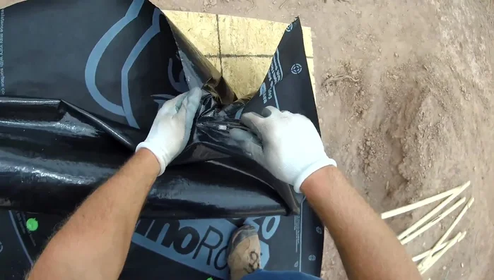 Cutting the paper (partial roll): When the roll is smaller, trace the edge of the fascia board for an easier, more accurate cut.