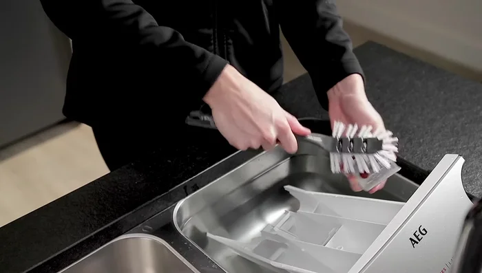 Remove and clean the fabric conditioner lid and siphon tube thoroughly.