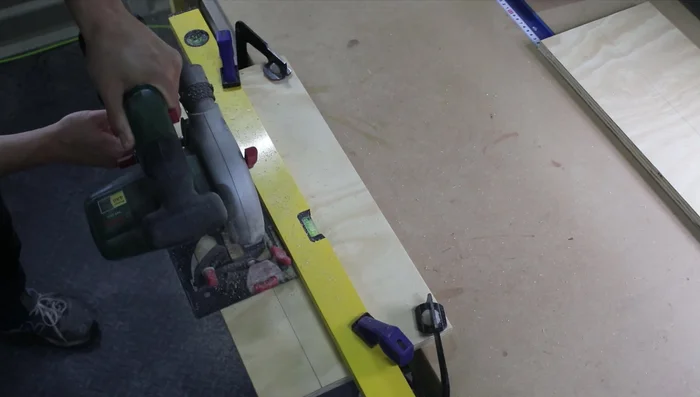 Cut out the four-centimeter-tall walls for the shelves from plywood.
