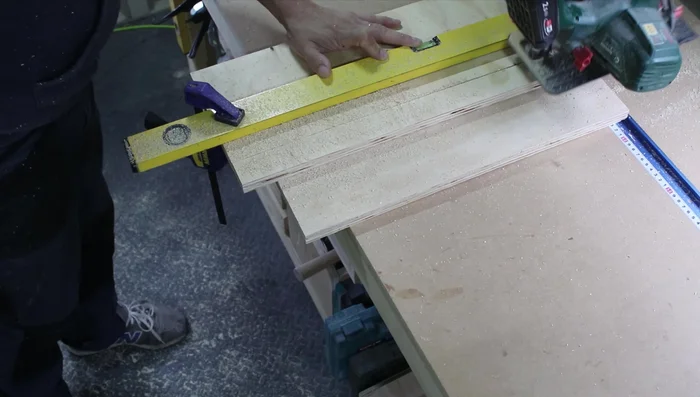 Cut out the four-centimeter-tall walls for the shelves from plywood.