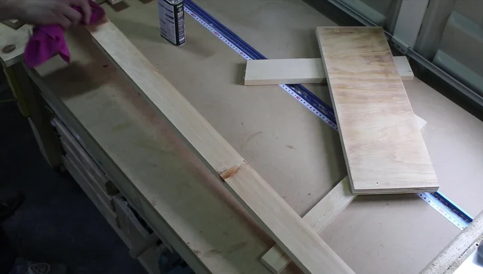 Apply a layer of light aqua stain.