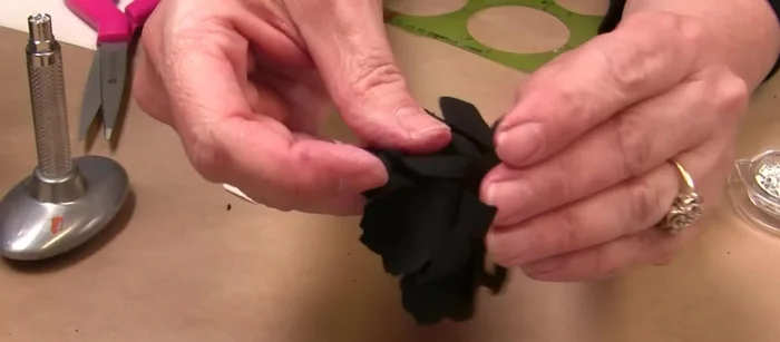 Cut out and glue the t-shirt flowers onto the buckle.