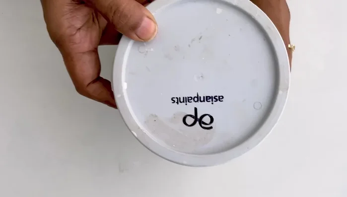 Apply the putty: Spread a thin layer of the putty onto your chosen surface using a knife, cardboard, or your fingers.