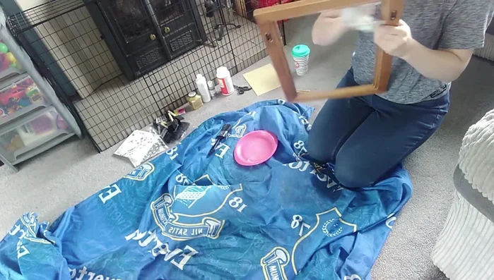 Wipe the frame with a damp cloth to remove dust.