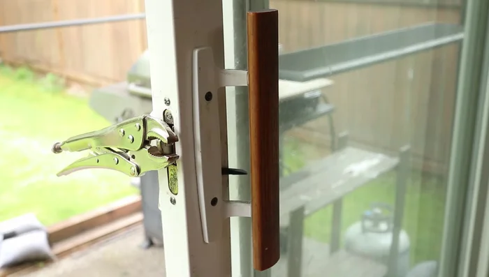 Remove the exterior and interior handles by unscrewing the main screws. Hold the handles to prevent them from falling.