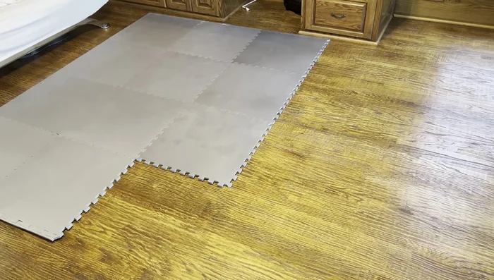 Add vinyl adhesive stickers and removable adhesive wallpaper to lighten and decorate the walls.