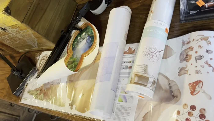 Add vinyl adhesive stickers and removable adhesive wallpaper to lighten and decorate the walls.