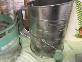 Retro Kitchen Makeover: Upcycled Jars & Vintage Charm