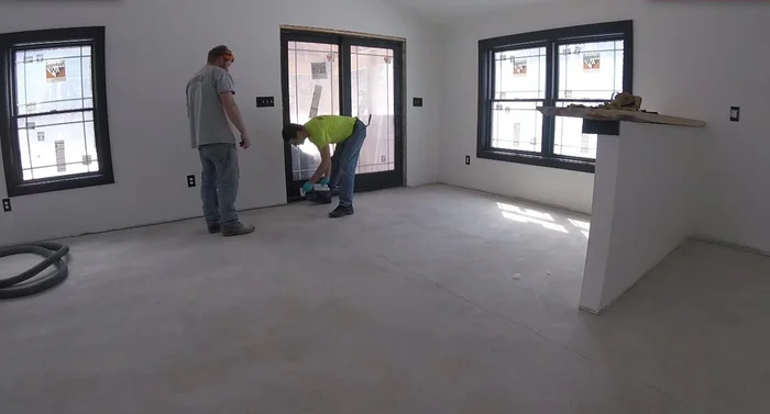 Add silica sand to the wet crack.